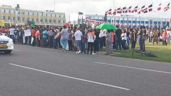 Decenas de personas protestan ante la JCE y exigen renuncia de Rosario