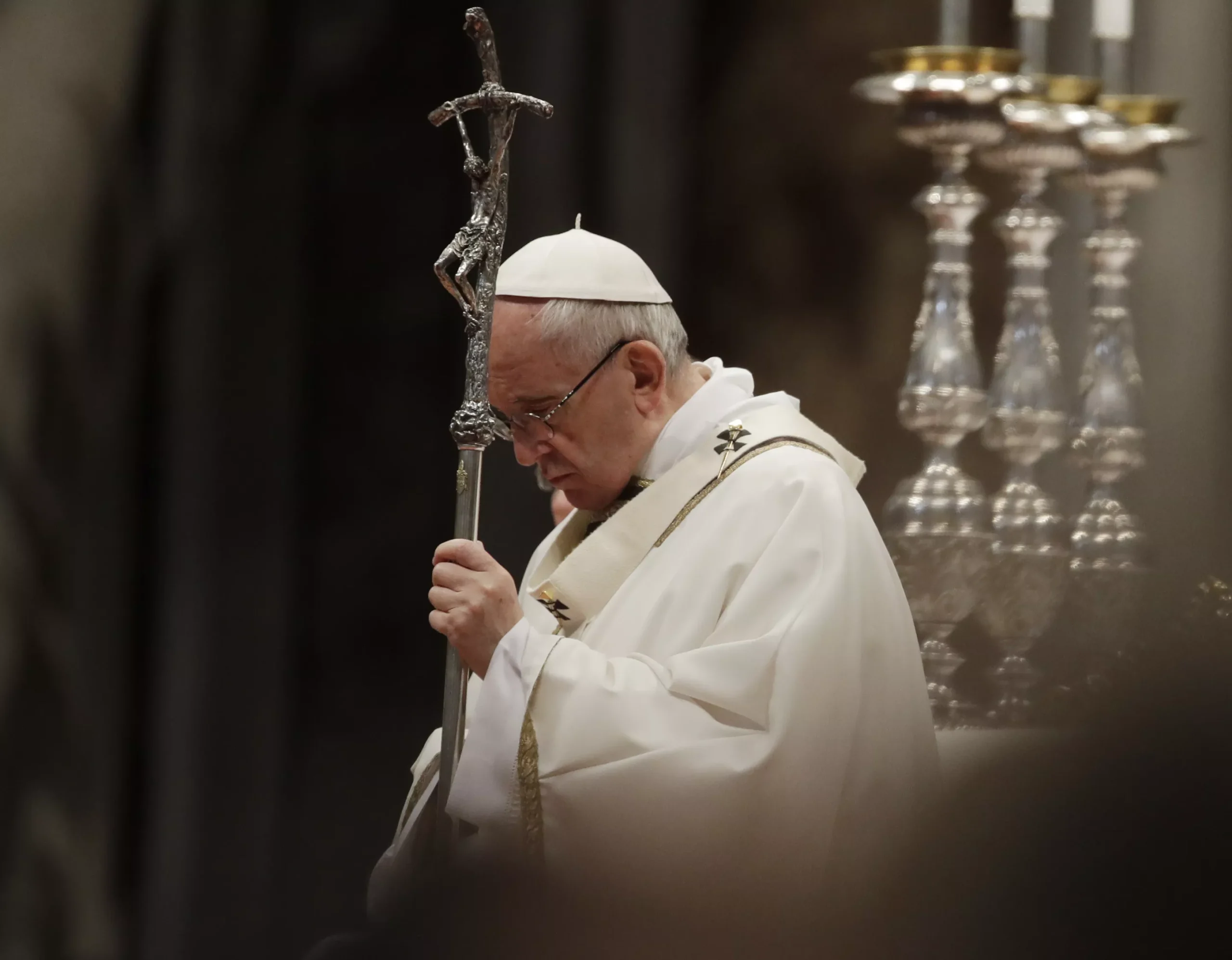 Papa pide perdón a víctimas de sacerdotes pederastas y condena “monstruosidad