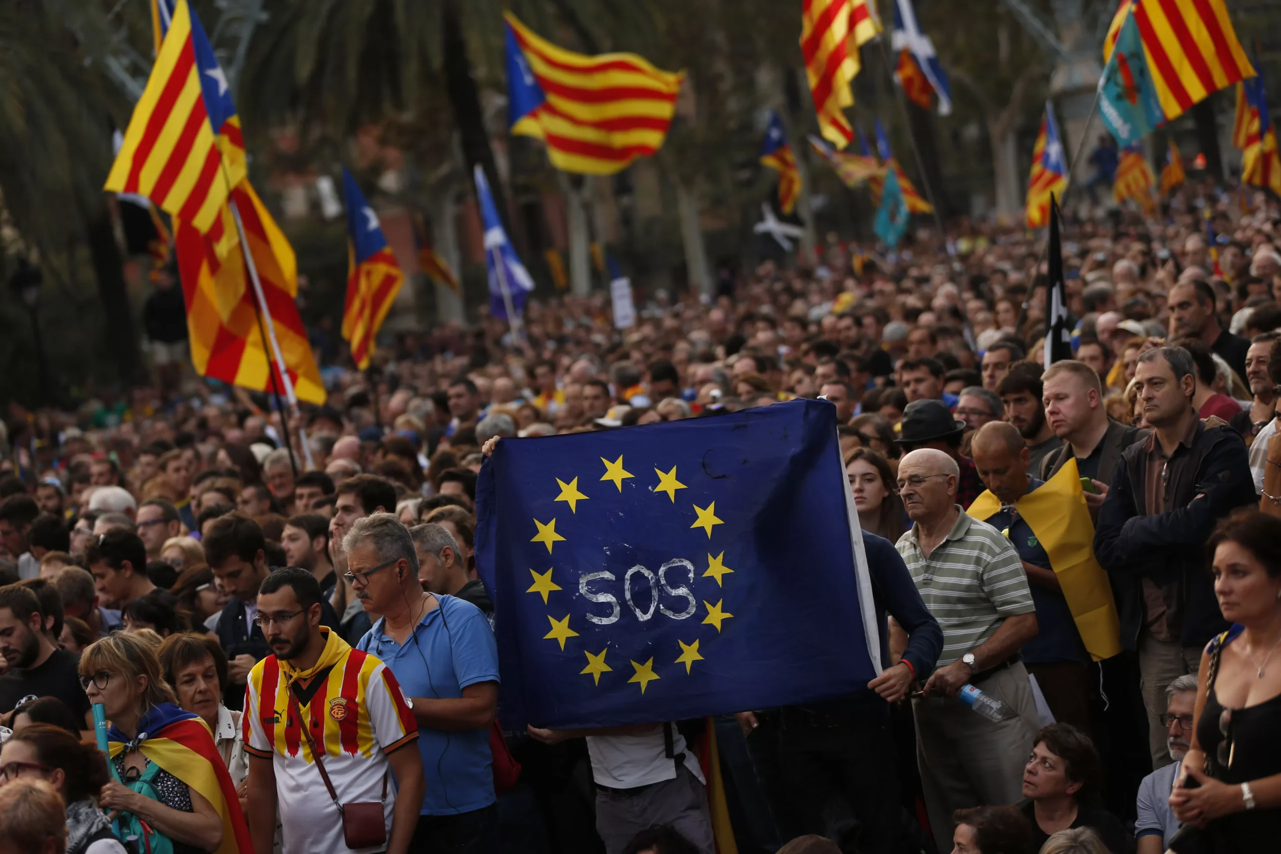 Puigdemont declara la independencia de Cataluña y la suspende para dialogar