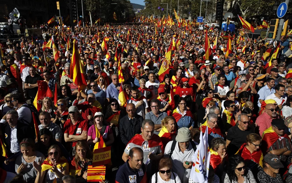 Miles personas marchan en Barcelona contra la declaración de independencia