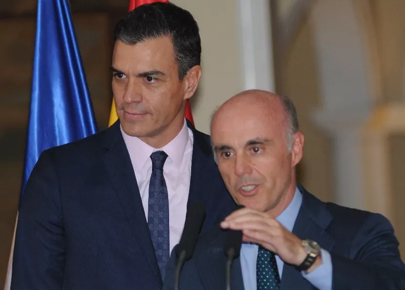 Pedro Sánchez y el embajador Alejandro Abellán García.