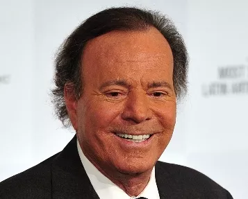 Julio Iglesias- Diez temas que son historia y el gran éxito sobre su vida que nunca cantó