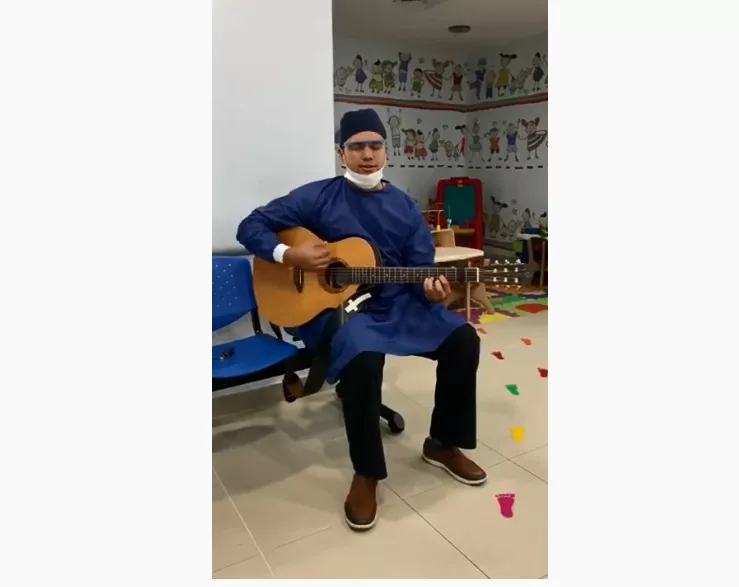 Emotivo aliento: joven médico toma la guitarra para pedir a colegas que no desmayen