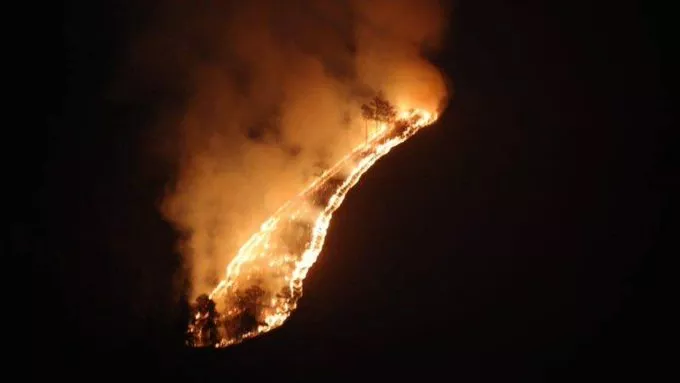 Incendio afectó montaña de Constanza, próximo a monumento del Divino Niño