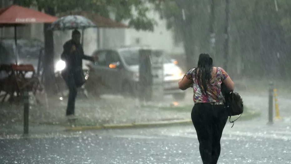 Aguaceros continuarán este lunes