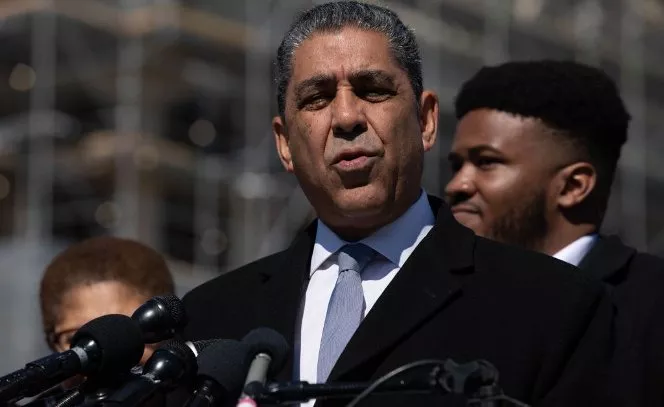 Espaillat llama a los latinos en EE. UU. a no votar por Trump