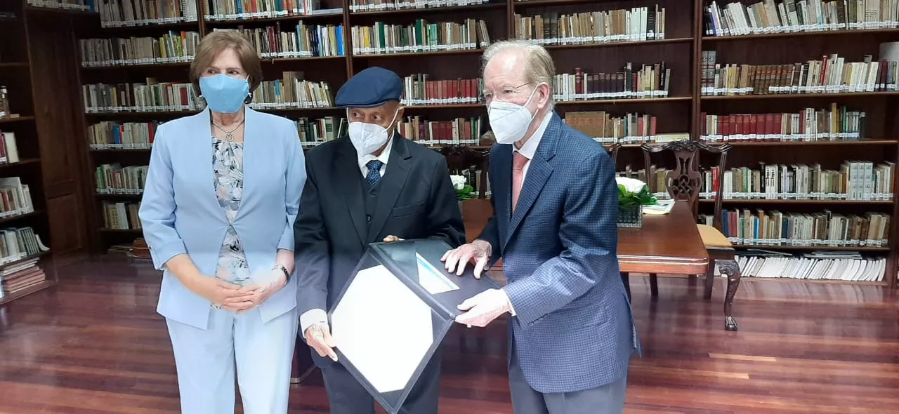 Poeta Manuel Mora Serrano recibe Premio Nacional de Literatura