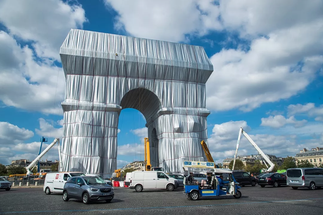 París cubre de tela su Arco de Triunfo