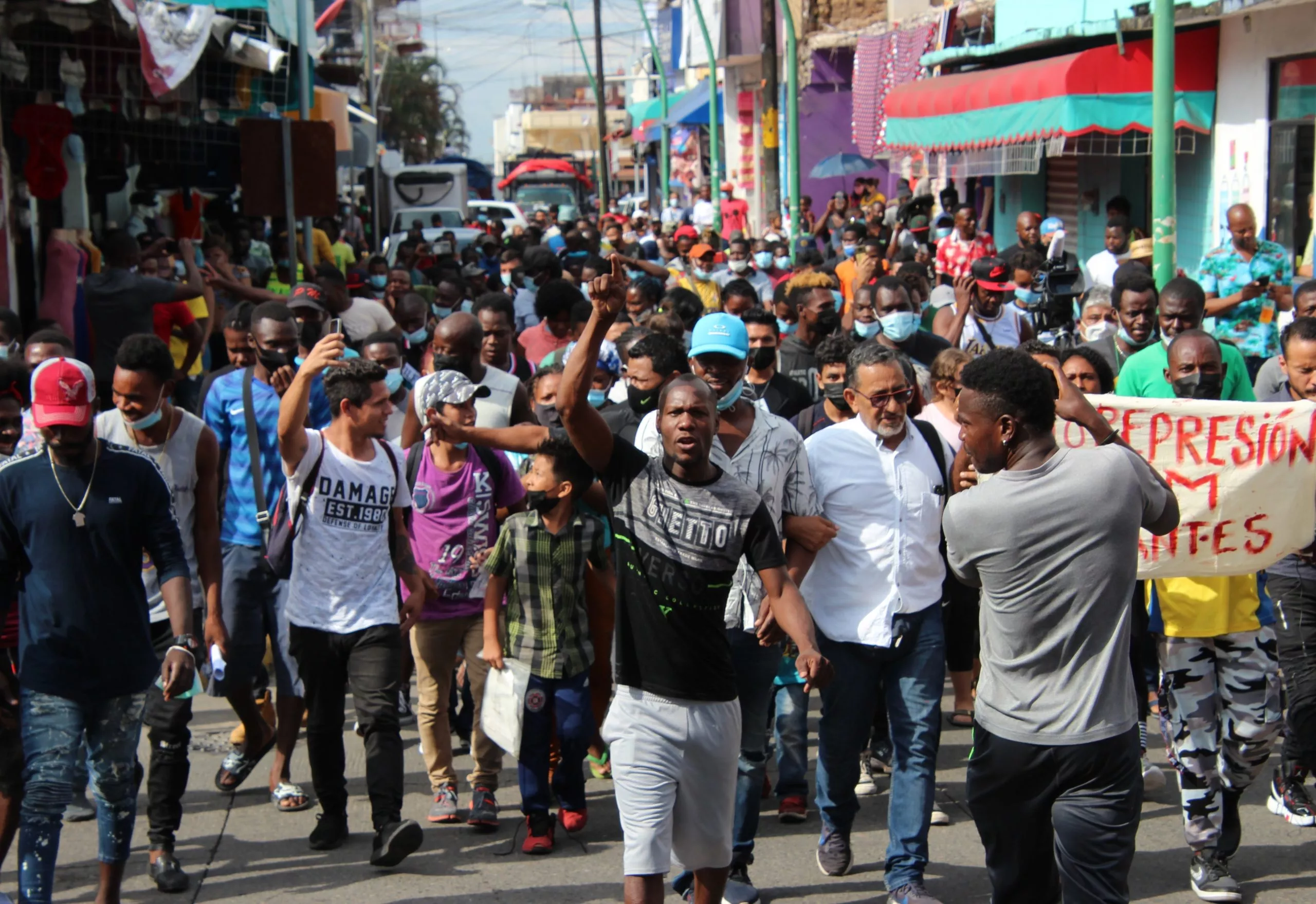 Migrantes marchan y realizan bloqueos en el sur de México