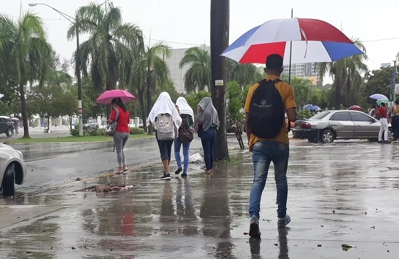 Aguaceros y tronadas por vaguada; temperaturas continuarán calurosas