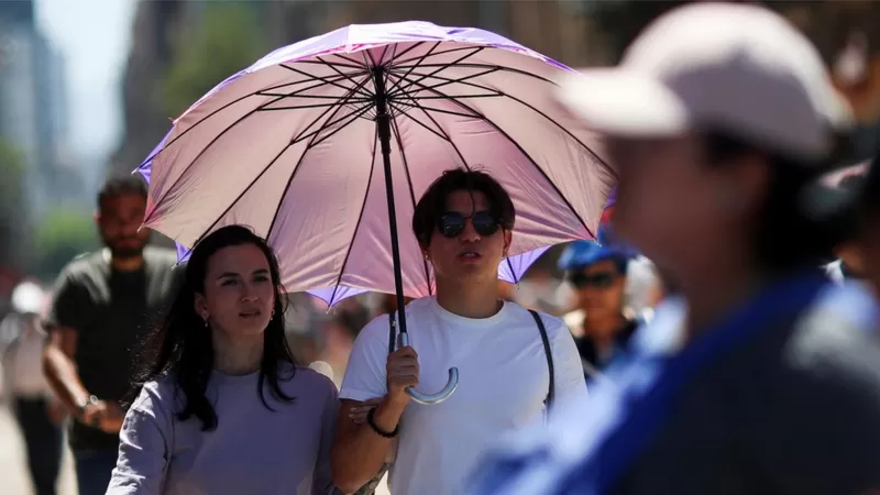 Usa ropa ligera y bebe mucha agua, se esperan temperaturas calurosas, advierte Meteorología