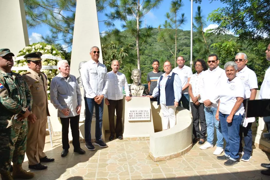 Efemérides Patrias inaugura escultura de Rufino de la Cruz