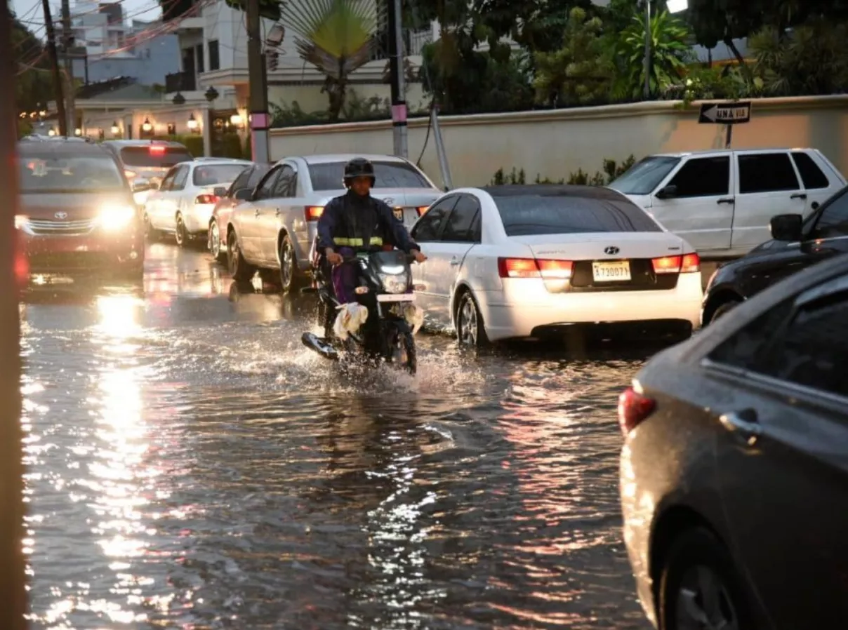 Persisten fuertes aguaceros, COE mantiene alerta en 21 provincias