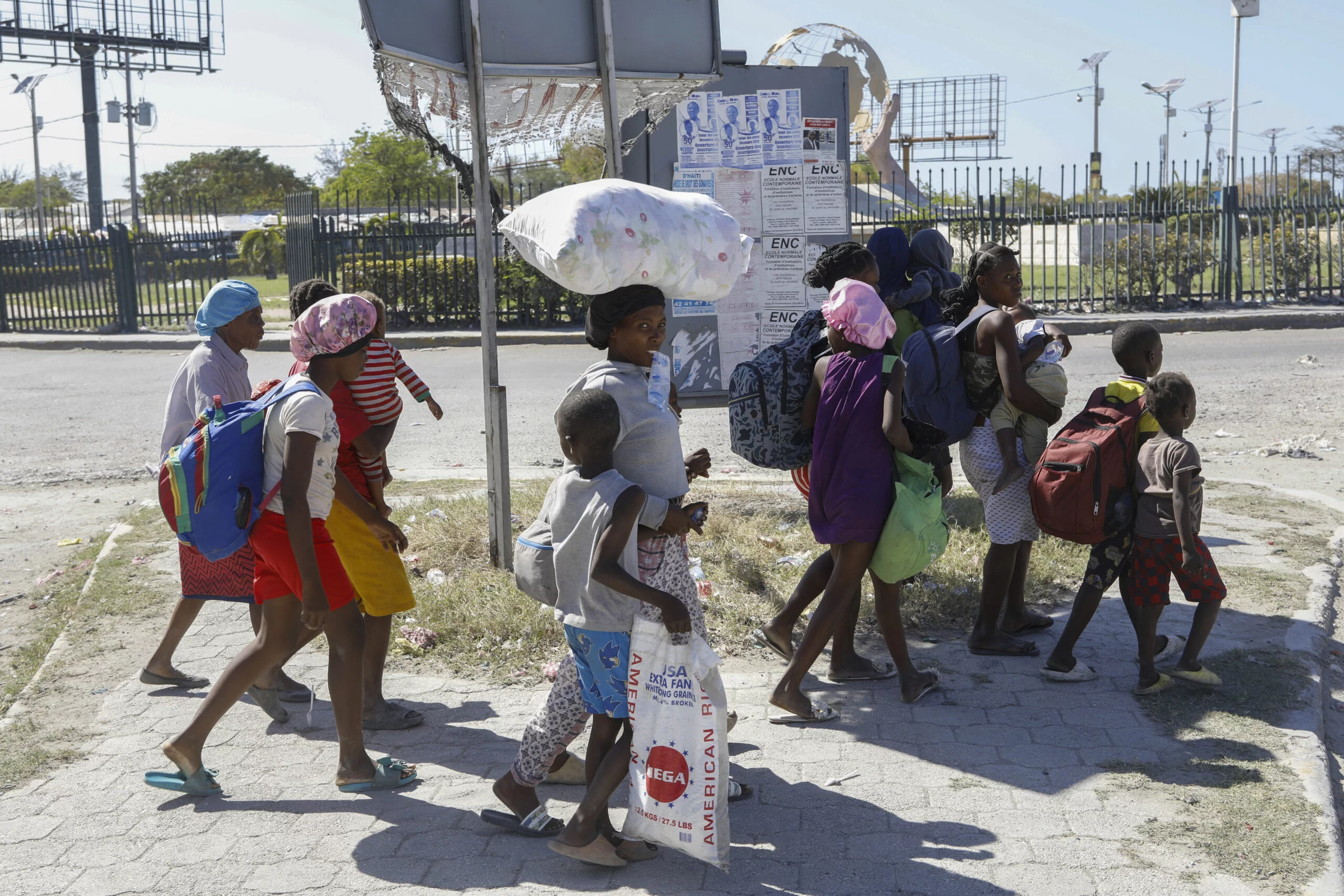 Centenares de desplazados haitianos huyen de la guerra entre bandas