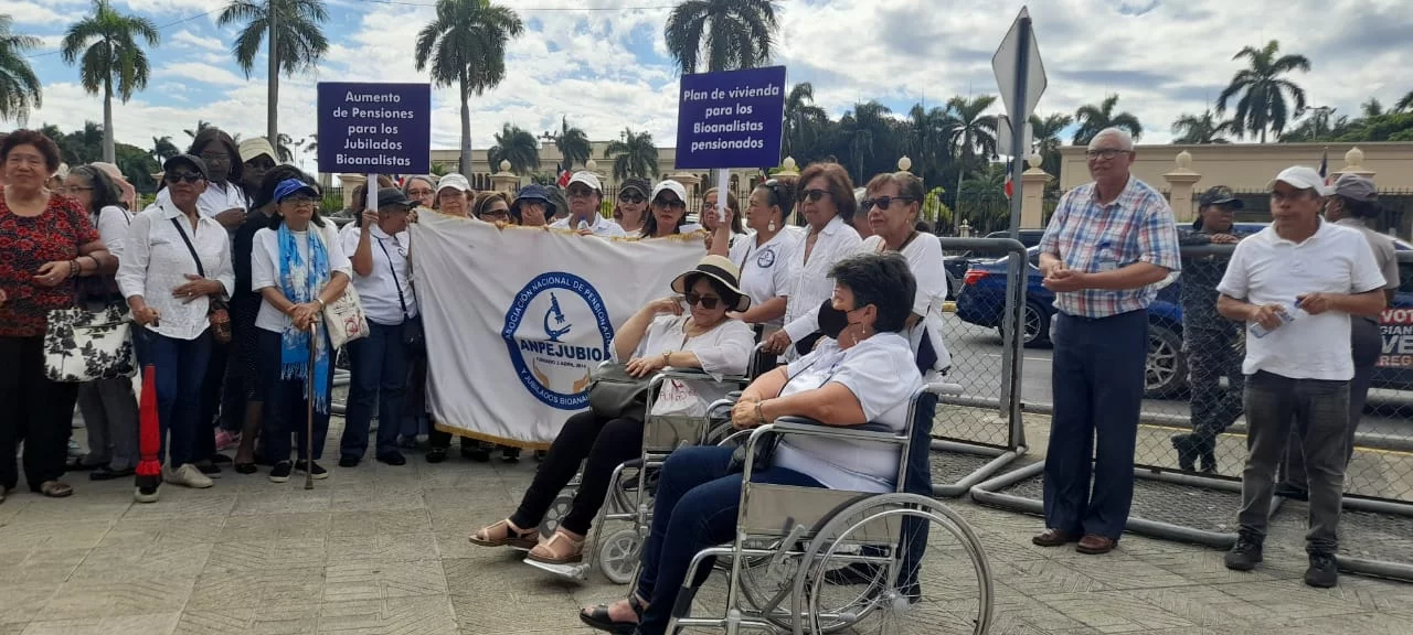 Bioanalistas pensionados y jubilados protestan en reclamo aumento frente al Palacio Nacional