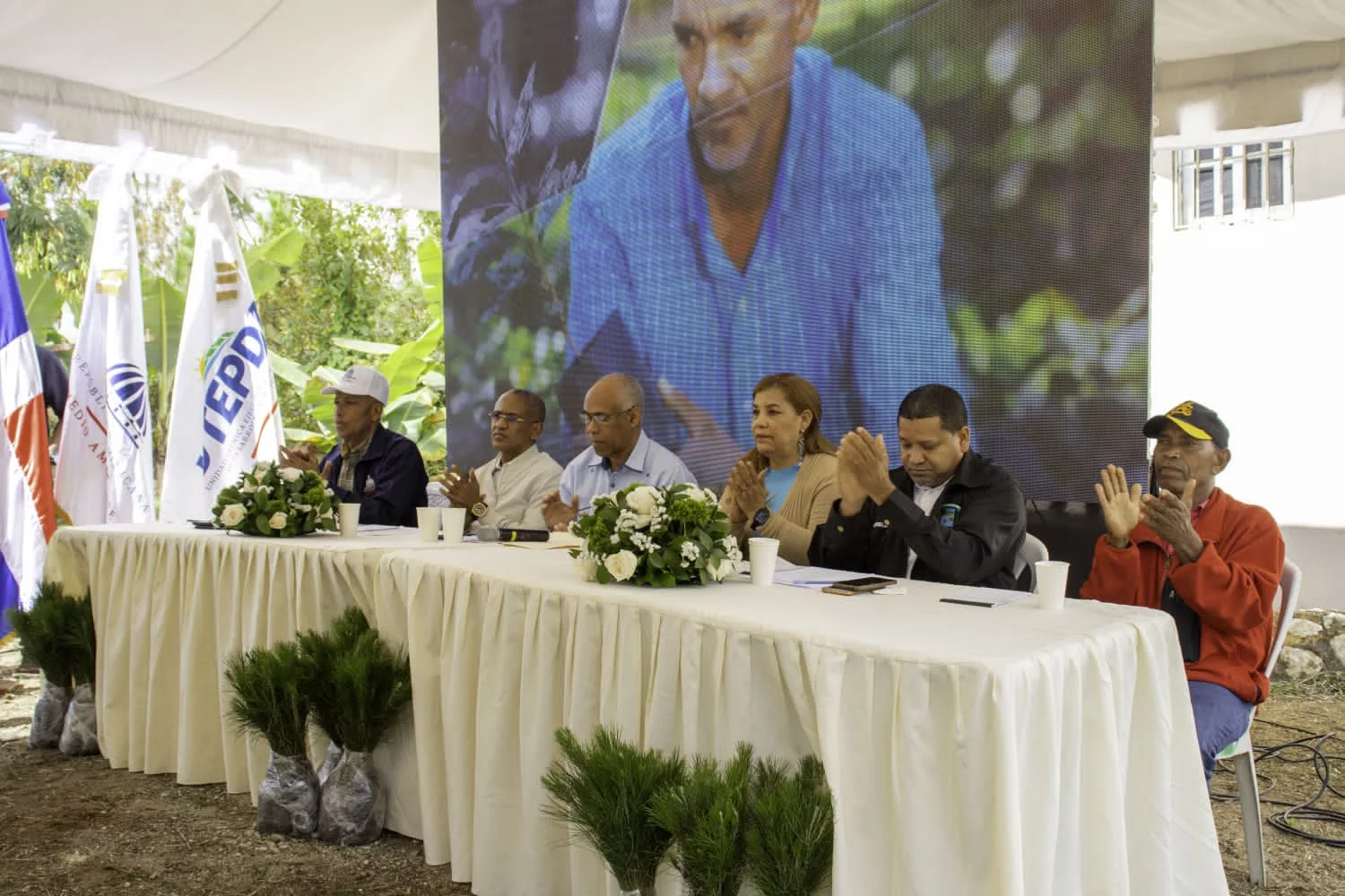 Medio Ambiente y UTEPDA entregan 91 certificados con derecho a corte en Bahoruco e Independencia