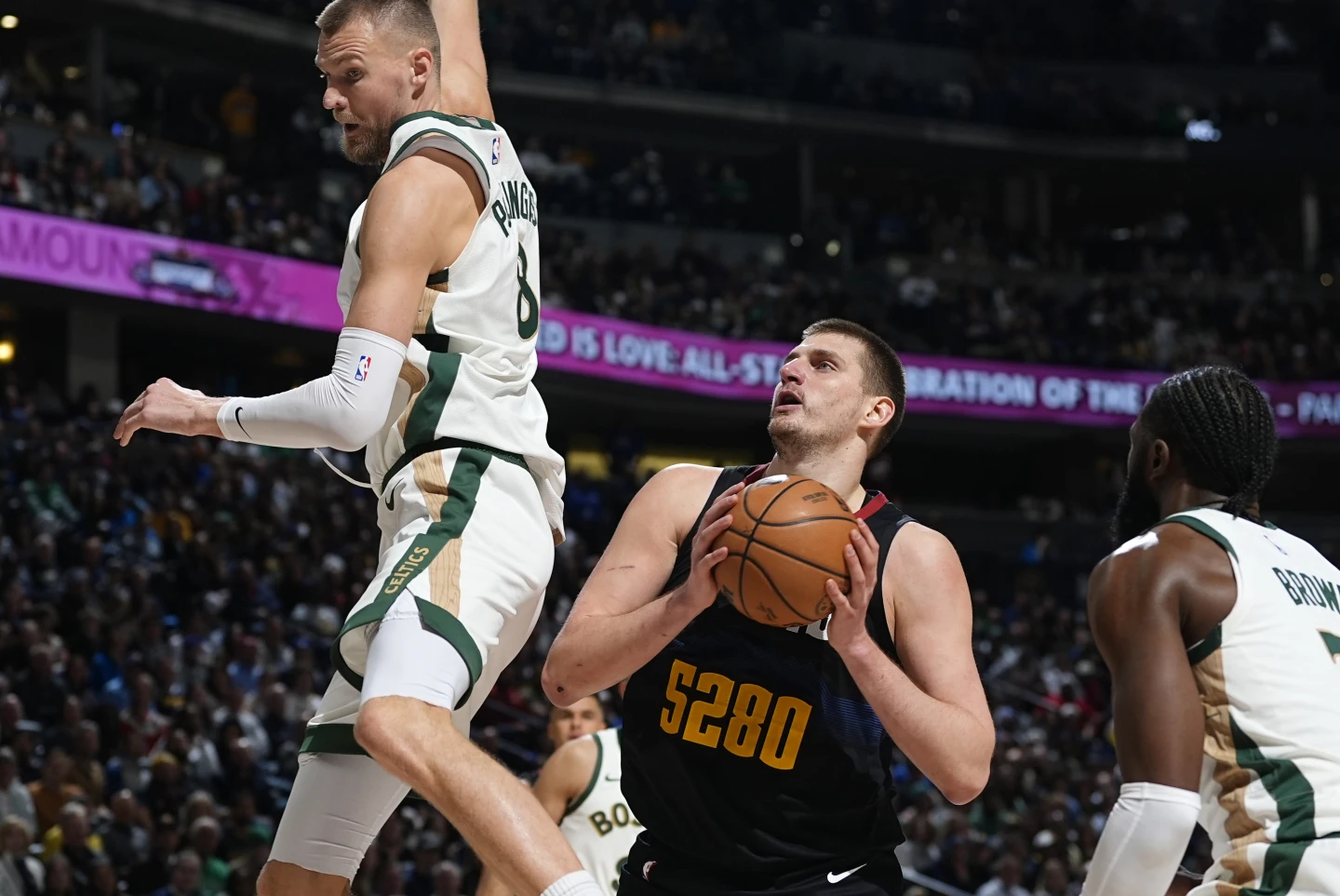 El triple-doble de Nikola Jokic ayuda a los Nuggets a barrer a los Celtics