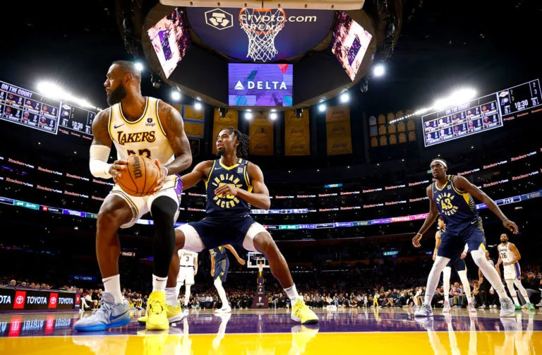 Lakers acaban sonriendo en el festival ofensivo ante Indiana