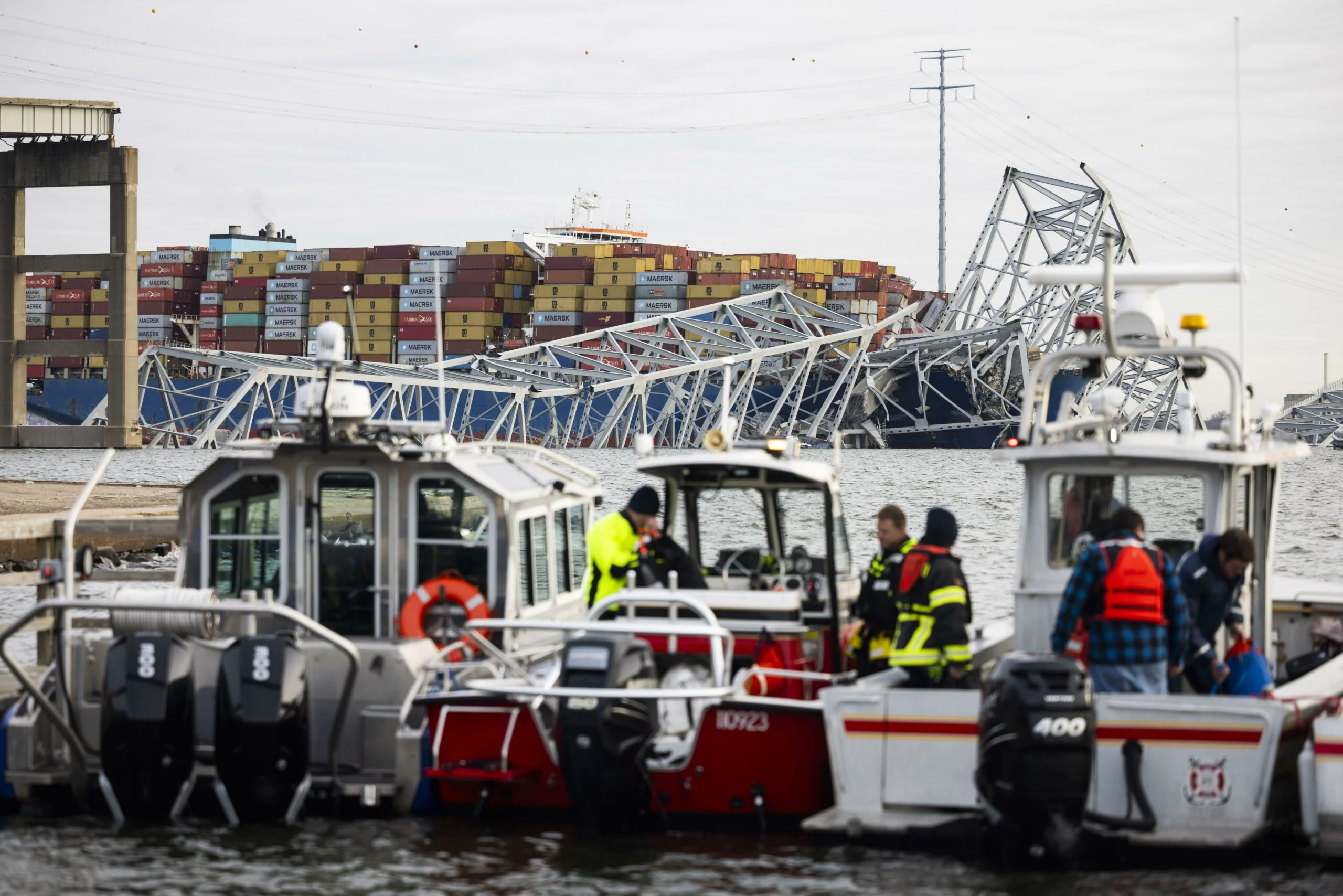 Un helicóptero y barcas de la guardia costera buscan a los desaparecidos en Baltimore