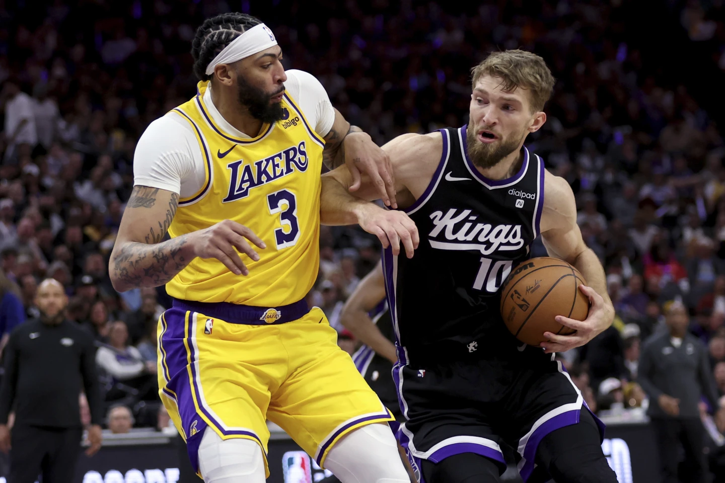 Sabonis logra triple-doble y los Kings vencen a Lakers para barrer la temporada de 4 juegos