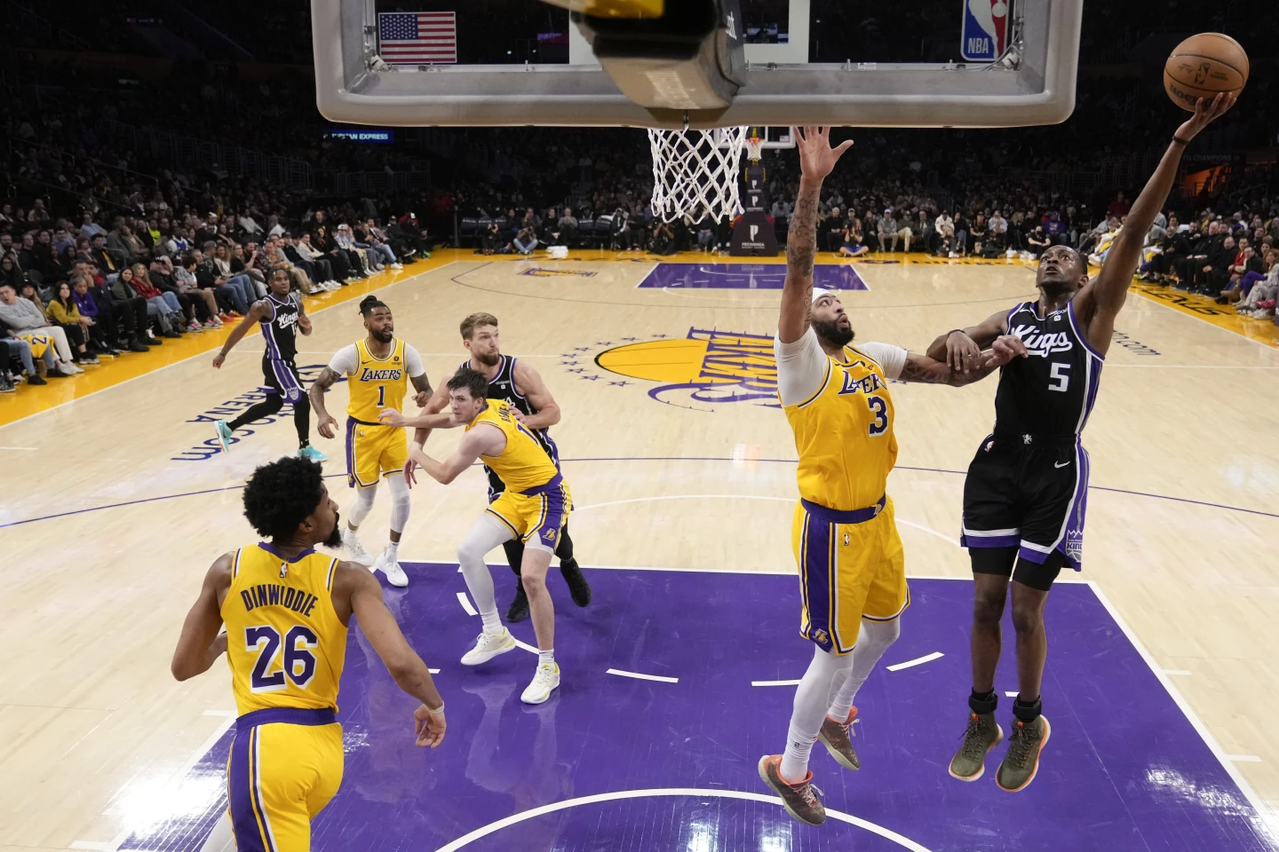 De'Aaron Fox empata el récord personal con 44 puntos mientras los Kings logran una victoria de 130-120 sobre los Lakers