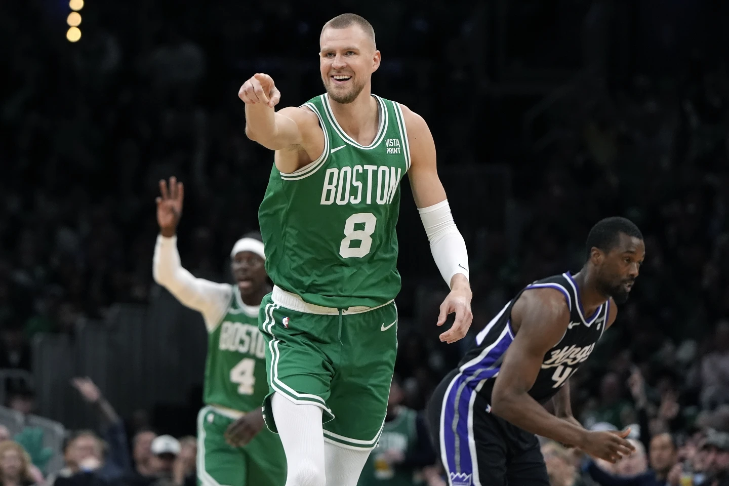 Pritchard anota 21 y Celtics aguantan el ataque tardío de los Kings