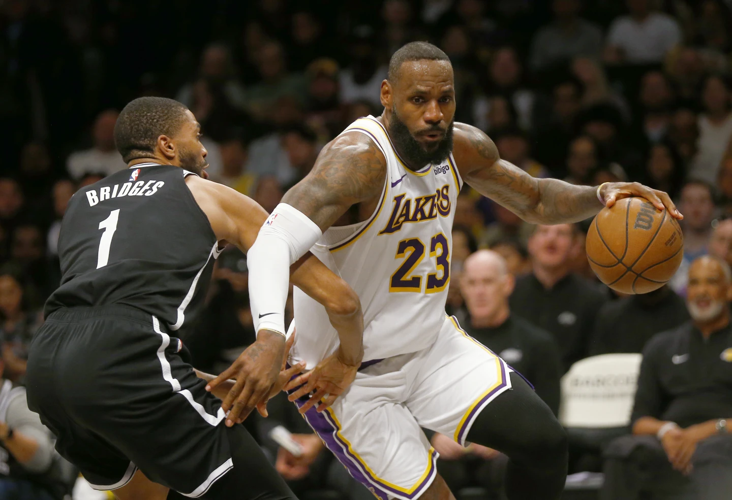 LeBron James empata el récord personal con 9 triples y anota 40 puntos mientras los Lakers vencen a los Nets