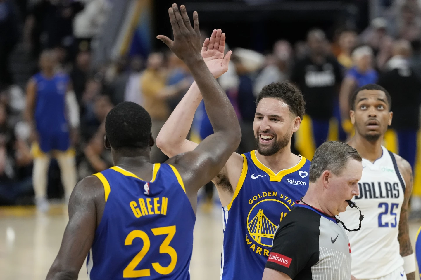 Warriors superan el triple-doble de Luka Doncic para vencer a los Mavericks