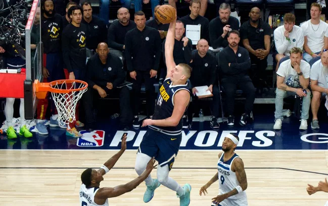 Jokic anota 40 y Denver derrota a Minnesota para tomar ventaja de 3-2 en la serie