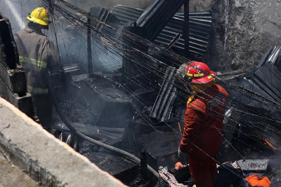 Fotos del fuego que consumió tres viviendas y donde murieron tres perritos Yorkshire