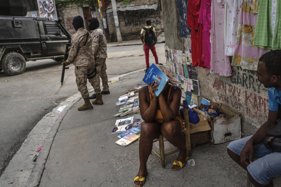 Policía haitiana dice recupera control de cuartel atacado por pandillas