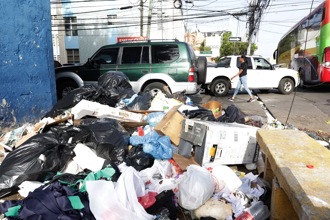 Vertedero improvisado obstruye paso de peatones en avenida San Martín; ayuntamiento no ha podido con la basura 