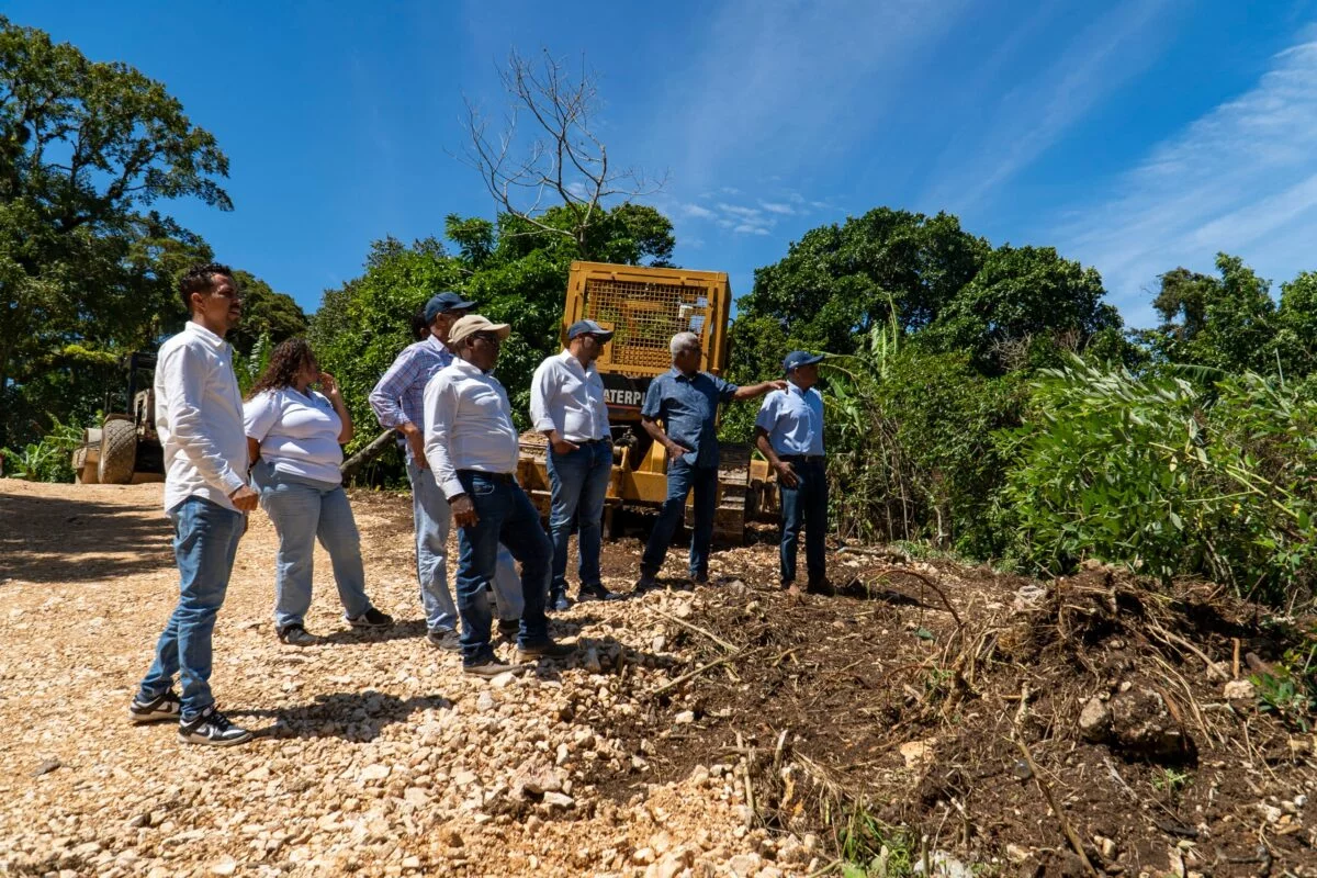 Director de UTEPDA supervisa caminos interparcelarios de Barahona e Independencia