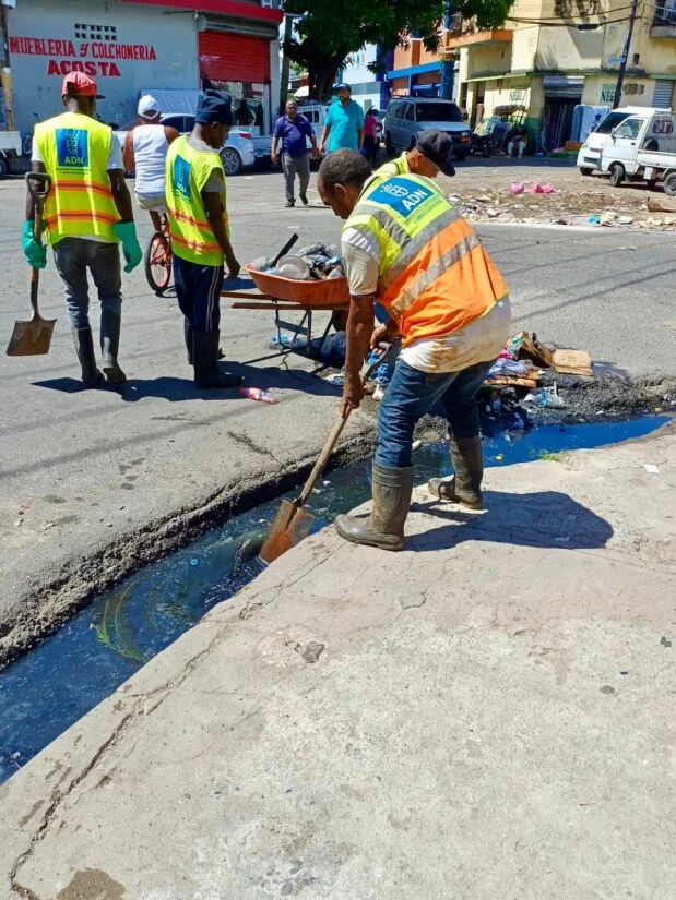 Realizan operativo limpieza imbornales e instalación lámparas en Villa Consuelo 