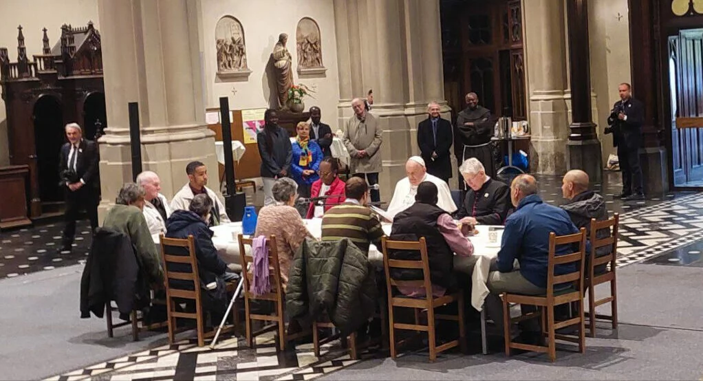 El papa desayuna con las personas sin hogar en la parroquia de San Gilles en Bélgica