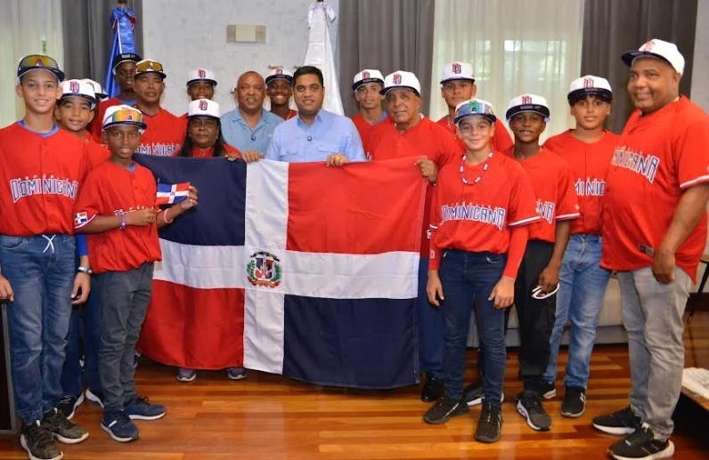 Kelvin Cruz entrega la bandera a niños  jugarán Panamá