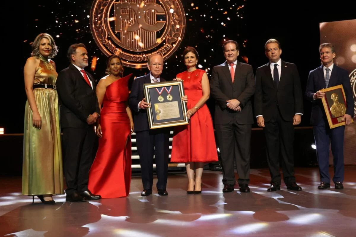 Pepín Corripio es reconocido con el Premio al Compromiso y Excelencia Comercial