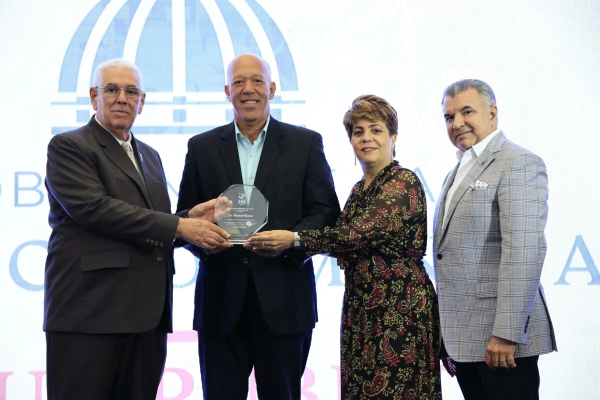 Uno de los doctores reconocidos durante la ceremonia de premiación. Fuente externa