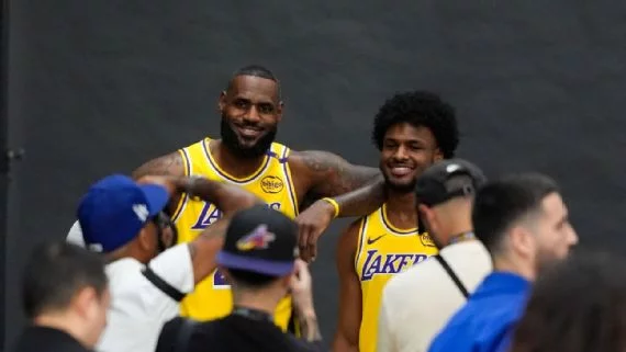 Vistazo al campamento de Lakers: LeBron con Bronny, Redick y más