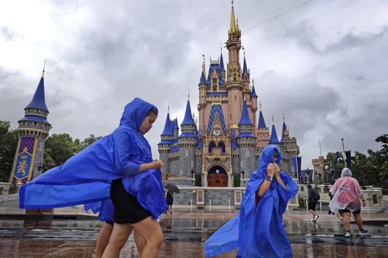 Los parques de Disney en Florida cierran ante la llegada del huracán Milton