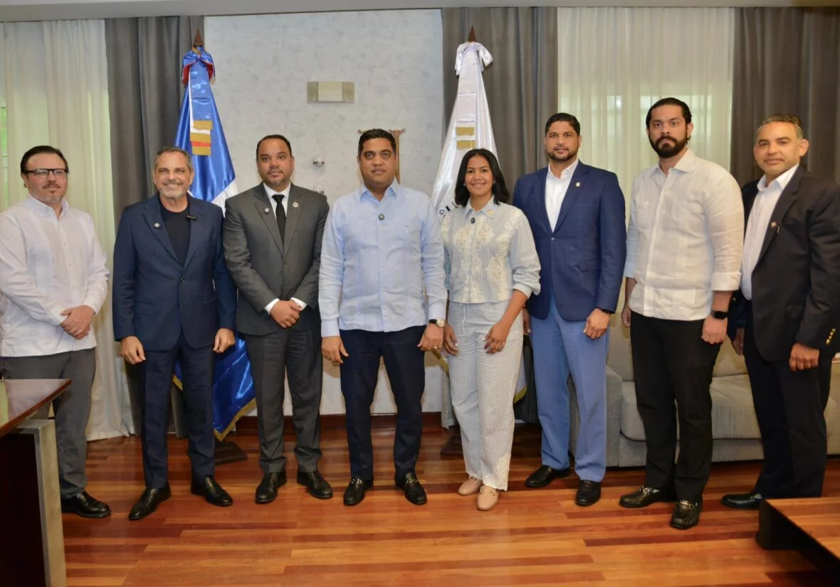 Gobierno emplaza a las academias de béisbol independientes