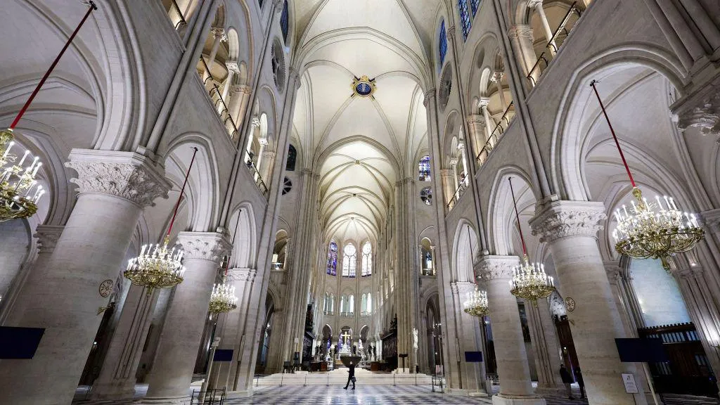 Primer vistazo de Notre Dame: una catedral diáfana de muros blancos