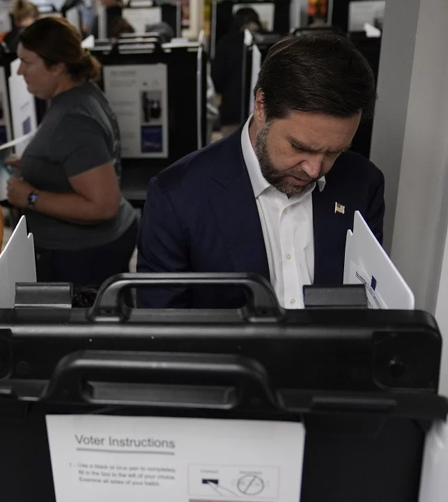 JD Vance vota en Ohio y pide a los republicanos 