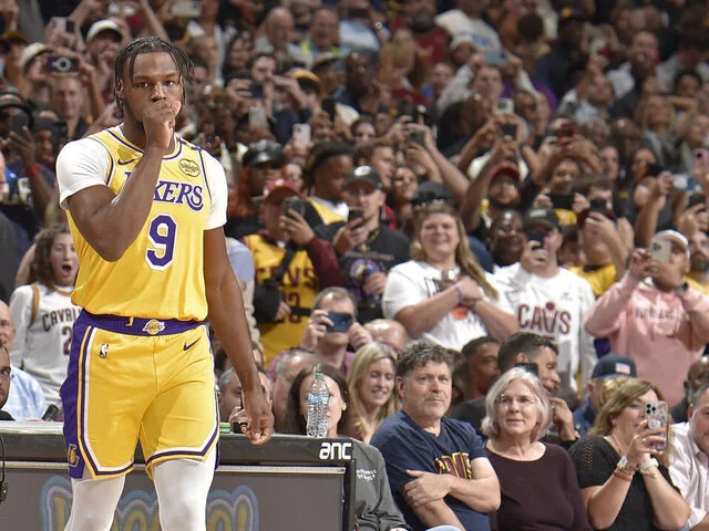 Bronny: Fue especial anotar mis primeros puntos de la NBA en Cleveland