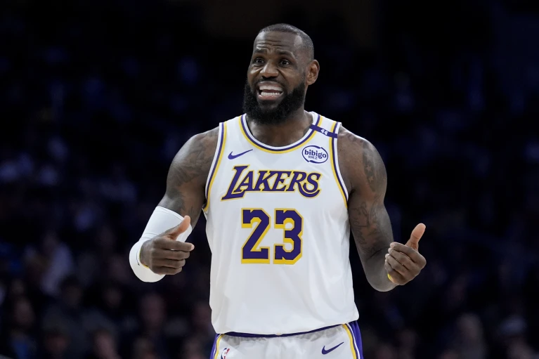 LeBron consigue su segundo triple-doble consecutivo, Anthony Davis se lesiona en la victoria de los Lakers