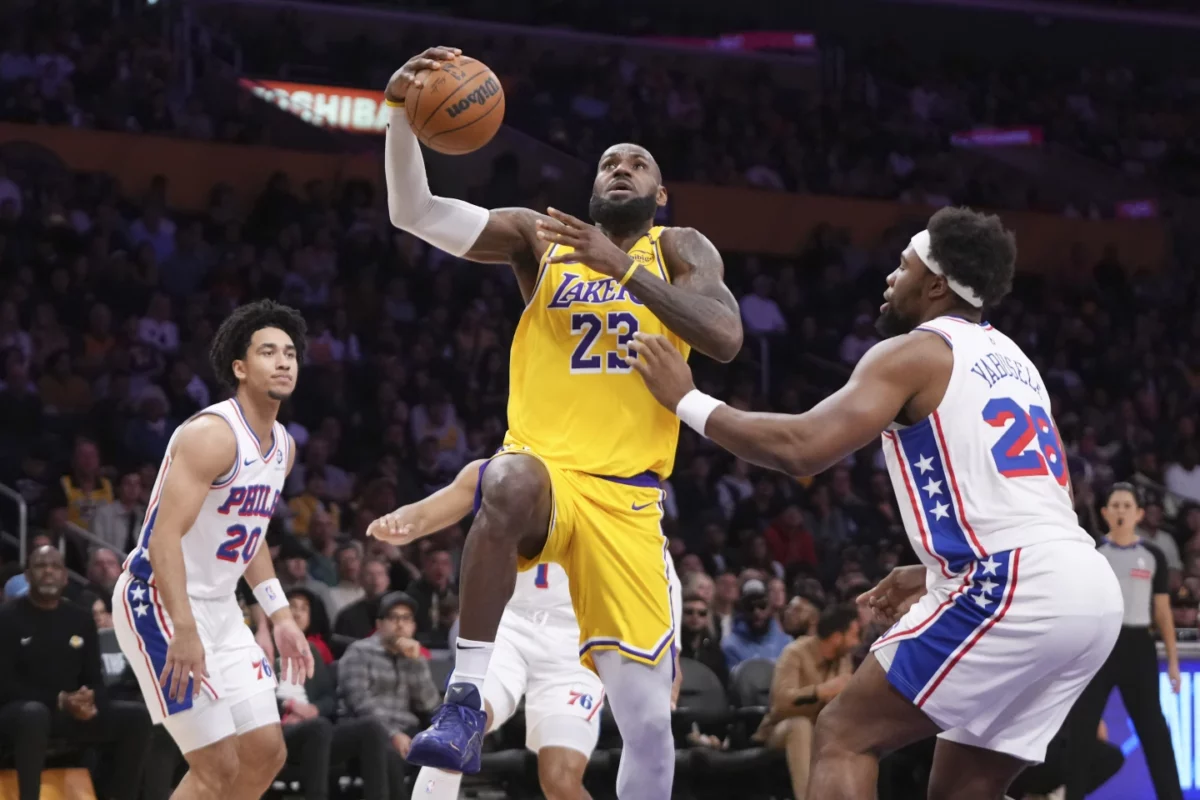 LeBron consigue su triple-doble número 114 en la victoria de los Lakers por sobre los 76ers