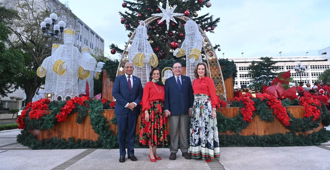 Banco Central enciende su árbol de Navidad