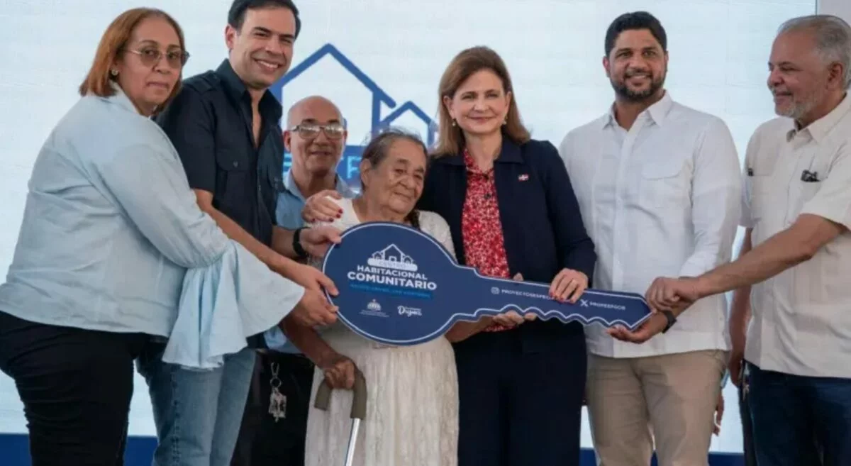 Raquel Peña entrega 50 viviendas a damnificados del huracán Georges, tras 26 años de perder sus hogares 