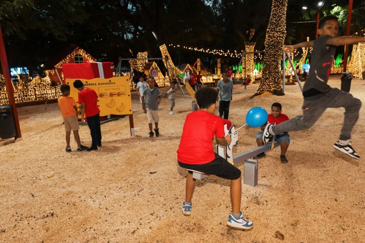 Alcaldía del DN inaugura Villa Navidad con parque temático y estación de bomberos infantil