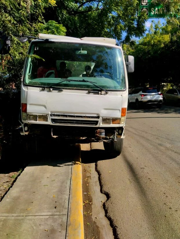 Detienen conductor de camión con 5 migrantes haitianos en Montecristi